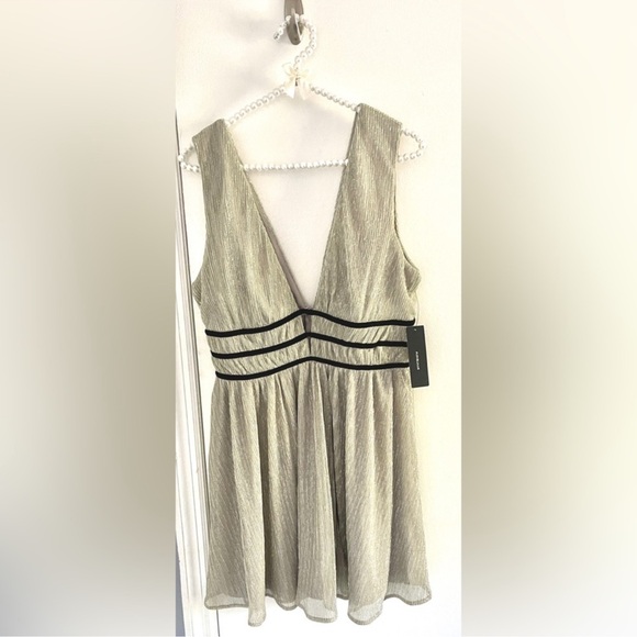 Lulu’s Stunning Silver Metallic Mini Dress - Size M - NWT - Picture 4 of 11